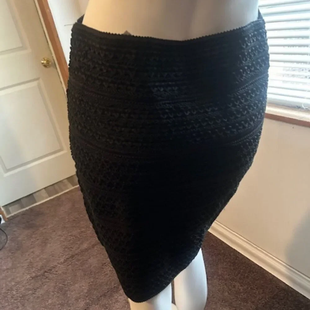 Forever 21 Stretchy Texture Black pull-on pencil skirt, size XL
